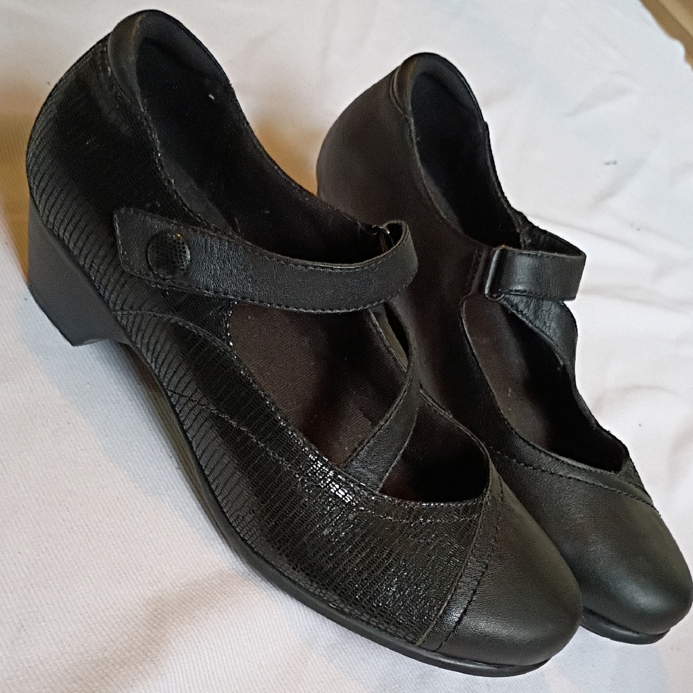 Aravon Black Wide Width Heel